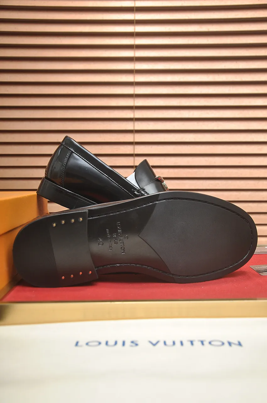 Men's men's shoes 💰560💶 [LV] (original single cowhide lining) 🍀LV's latest genuine leather business suit shoes are launched simultaneously on the official website. The first-layer cowhide imported from Italy is made of heavy gold, 💥1:1 rubber outsole from the official website. Versatile to wear, high-end without losing class, and the color combination is extraordinary. This four-season style is alluring when worn on your feet, showing off your big-name flair. Standard code 38-44 (45 customized)
